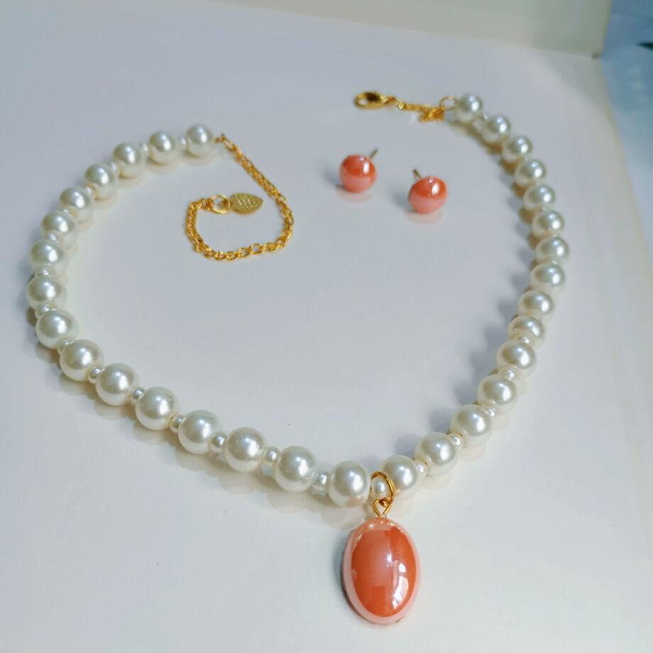 Beautiful handmade pearl necklace set with minimum stud's.Orannge color combination with pearls