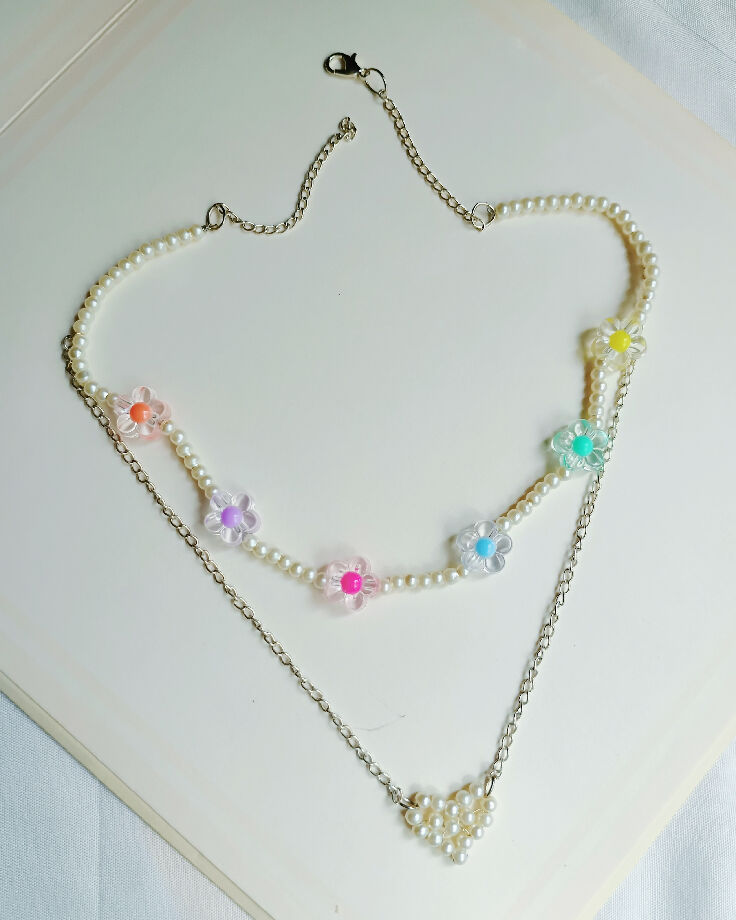 Beautiful handmade westen style pearl & flowers necklace