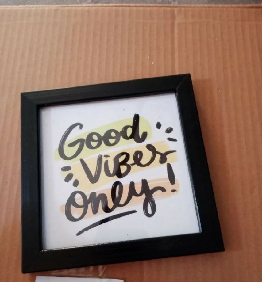 Wall hanging picture frame (set of 4).