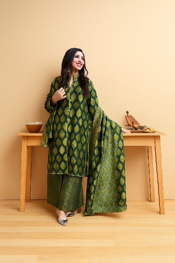 20250807_1712_Elegant Green Attire_remix_01k2271m9afkrvxvc6aqp48z0k