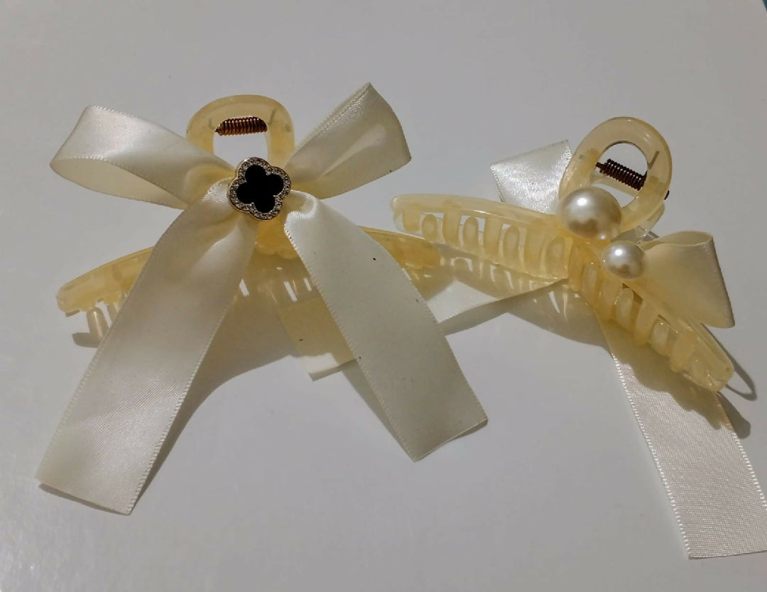 Fancy hair catcher Perfect blend of bow & pearls