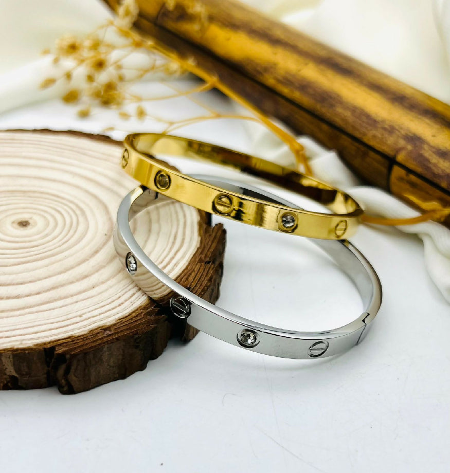 FANCY BEAUTIFUL HAND CUFF