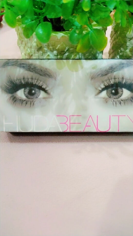 Huda beauty eye lashes