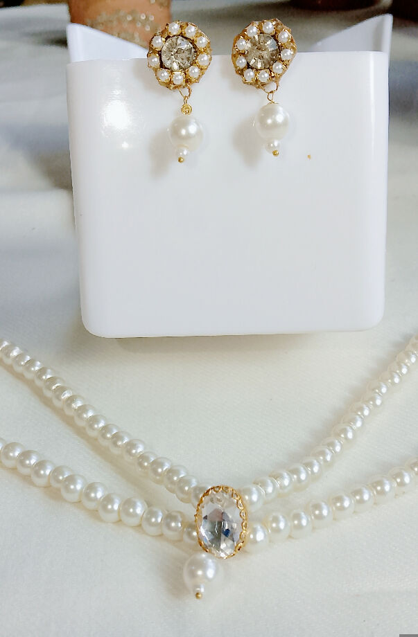 Handmade pearl necklace set with minimum earrings