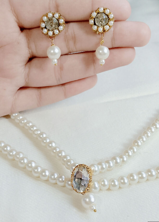Handmade pearl necklace set with minimum earrings