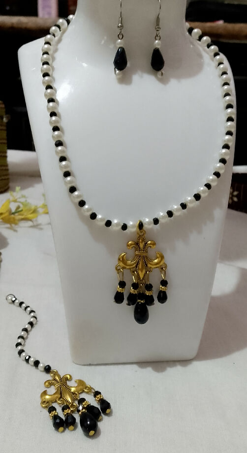 Handmade pearl necklace set with Tika and mini earrings with black moti