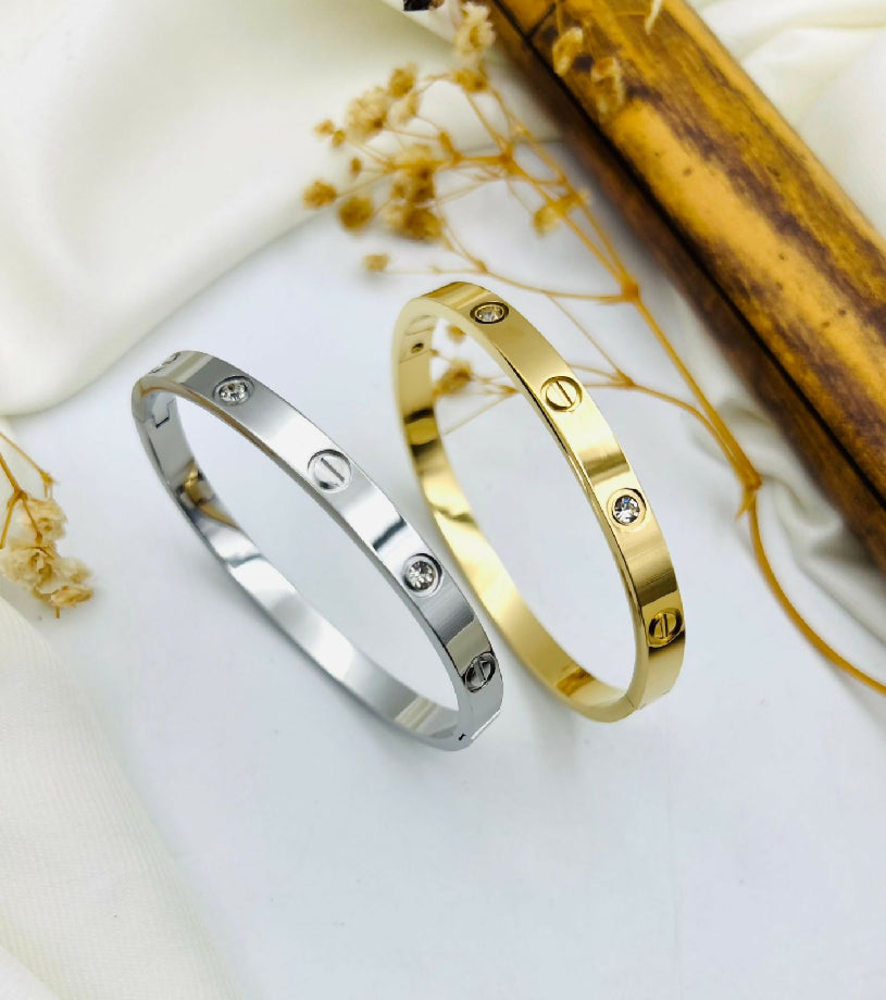 FANCY BEAUTIFUL HAND CUFF