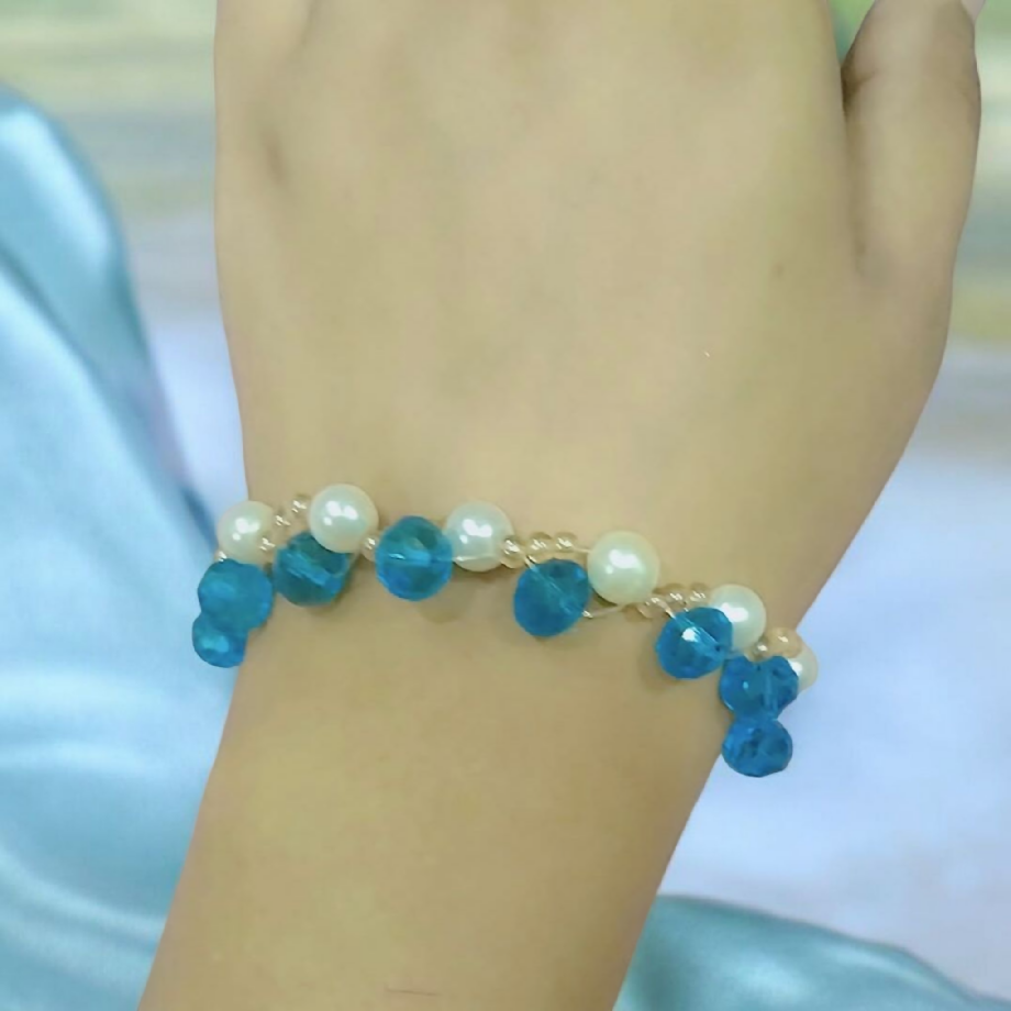 Adjustable pearl bracelet