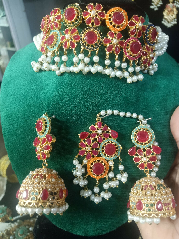 Necklace with 2 earrings and bindia