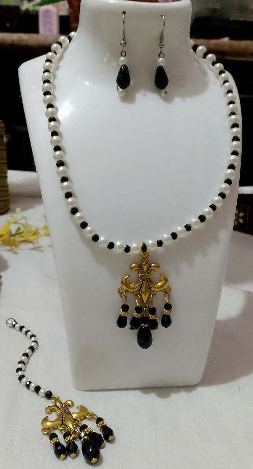Handmade pearl necklace set with Tika and mini earrings with black moti