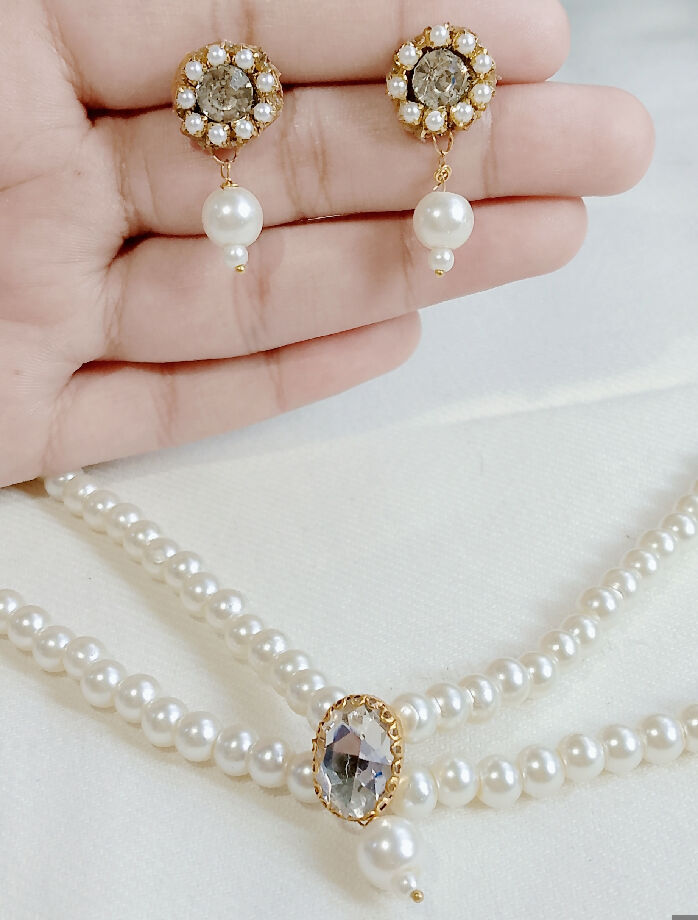 Handmade pearl necklace set with minimum earrings