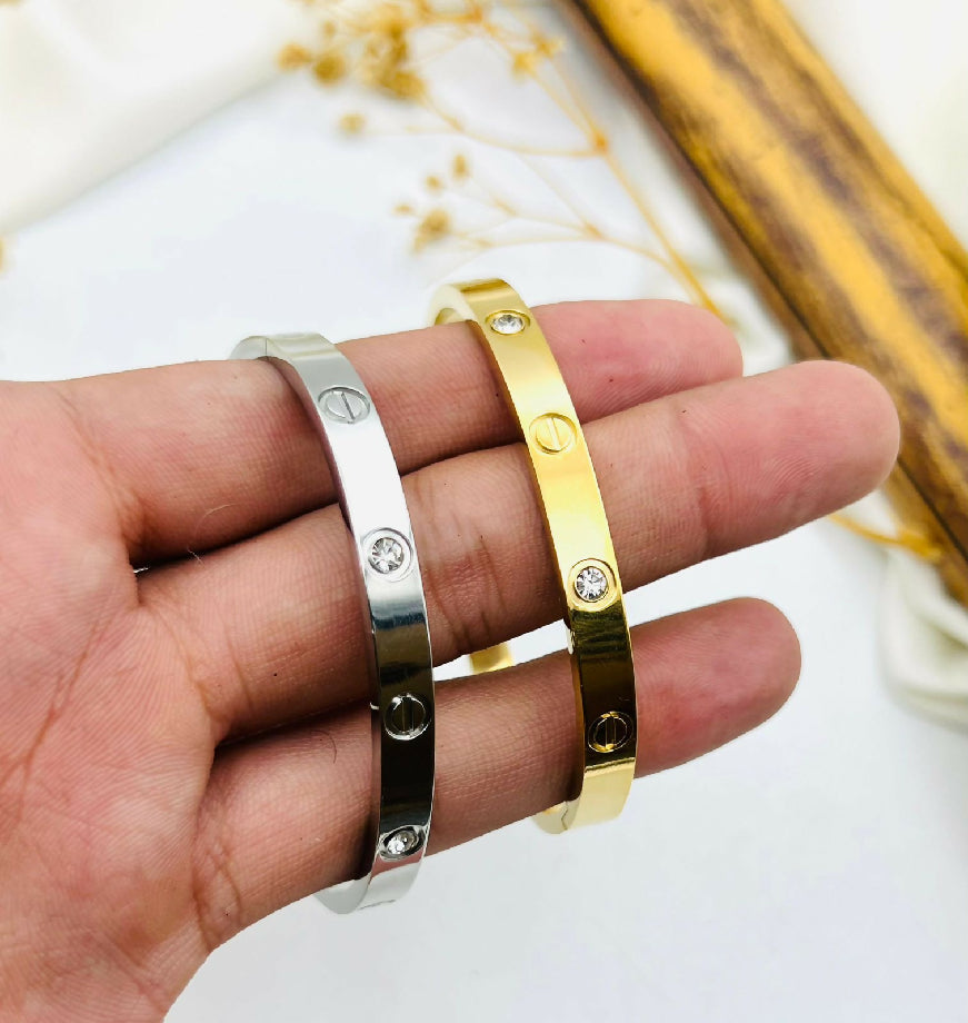 FANCY BEAUTIFUL HAND CUFF