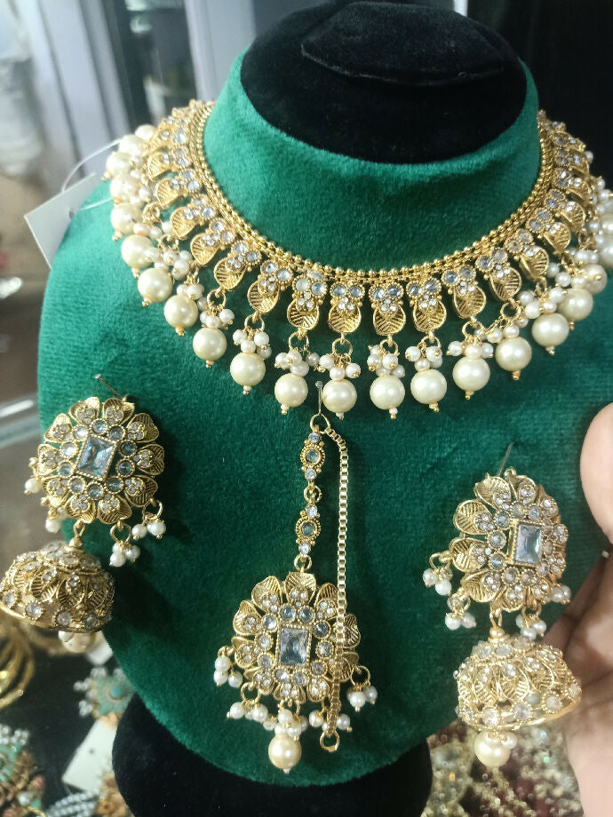 Necklace with 2 earrings and bindia