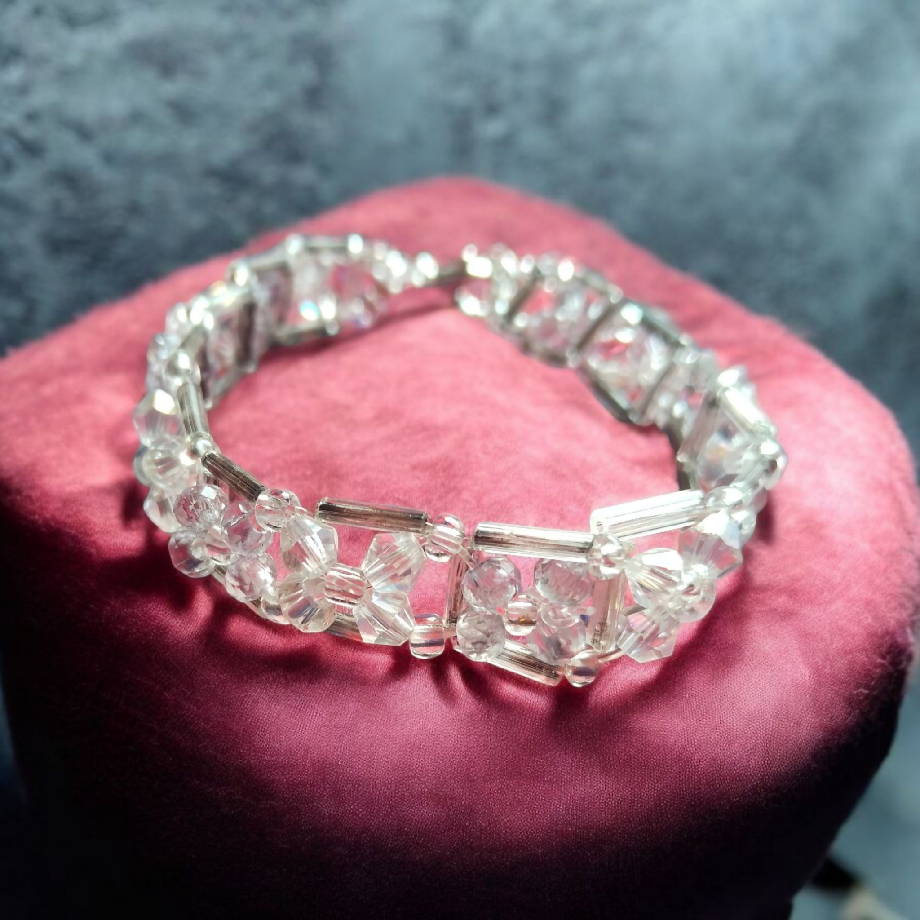 Elegant pearl bracelet