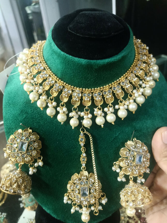 Necklace with 2 earrings and bindia