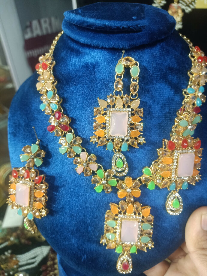 Necklace with 2 earrings and bindia