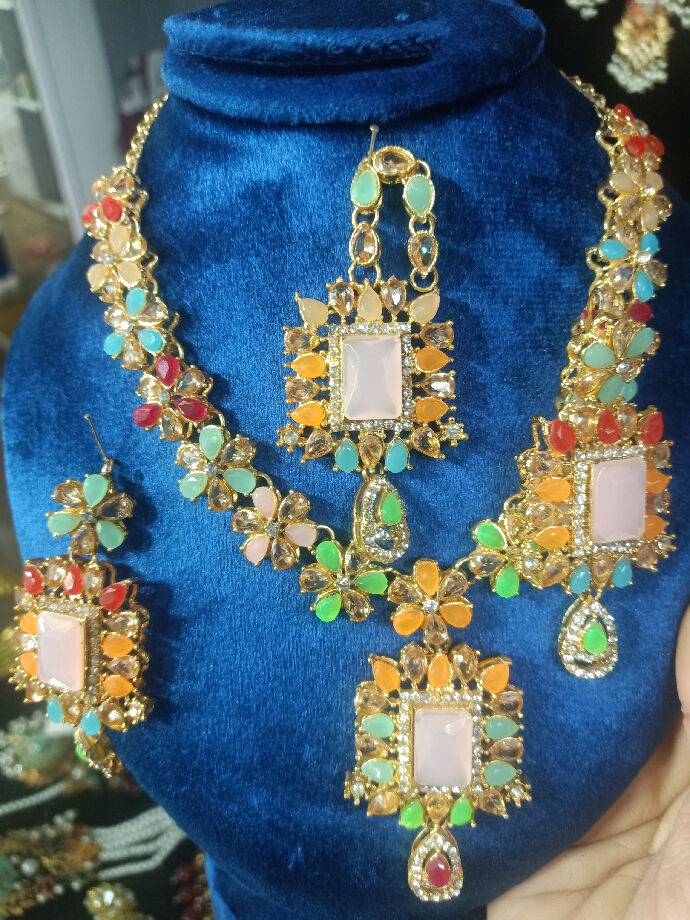 Necklace with 2 earrings and bindia