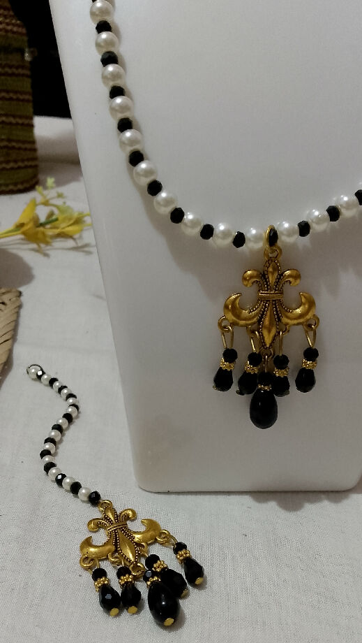 Handmade pearl necklace set with Tika and mini earrings with black moti