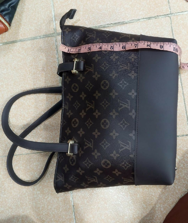 Tote bag with clutch wallet