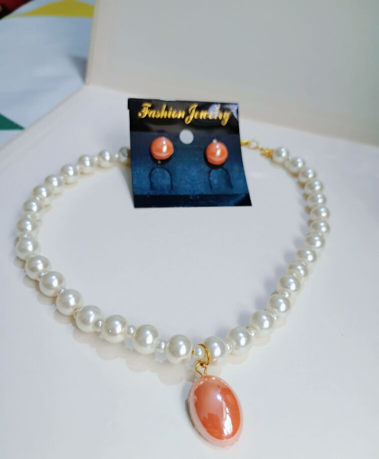 Beautiful handmade pearl necklace set with minimum stud's.Orannge color combination with pearls