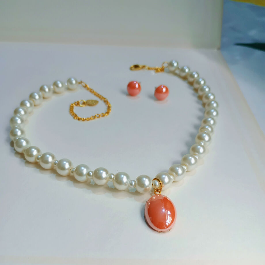 Beautiful handmade pearl necklace set with minimum stud's.Orannge color combination with pearls