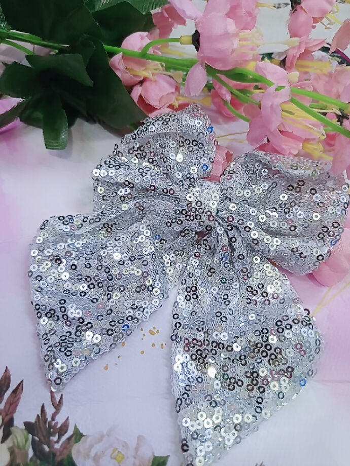 Silver fancy bow clip