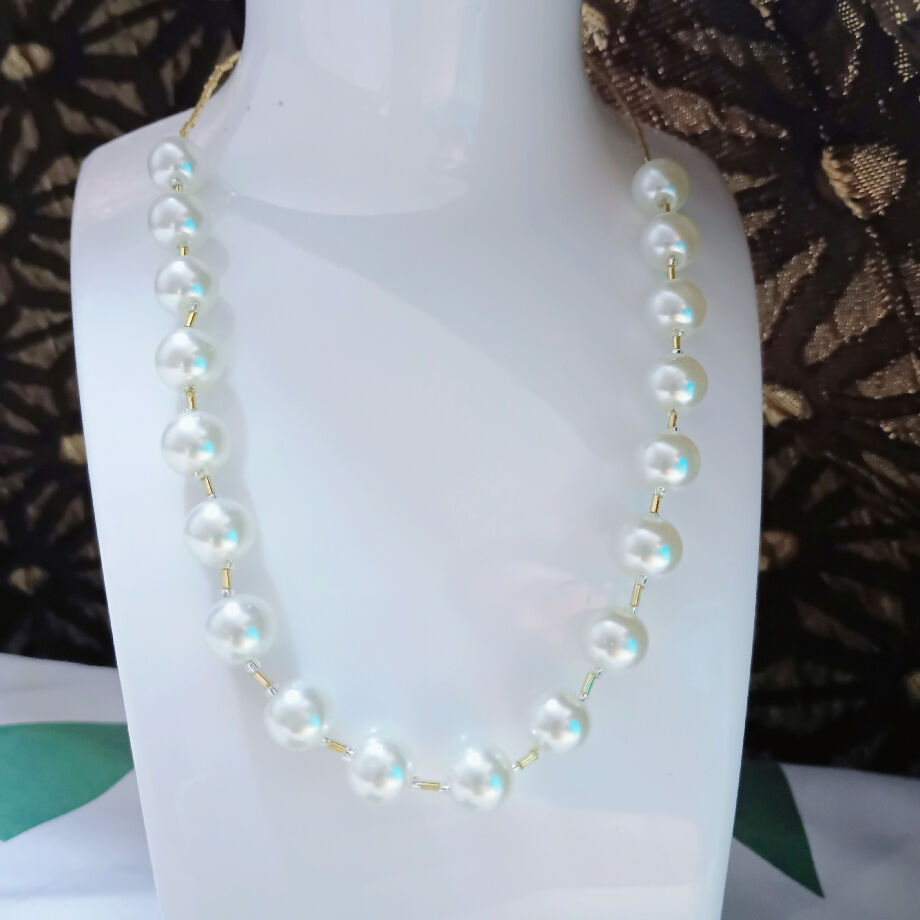 Hand made pearl necklace
