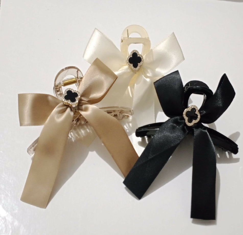 Fancy hair catcher Perfect blend of bow & pearls