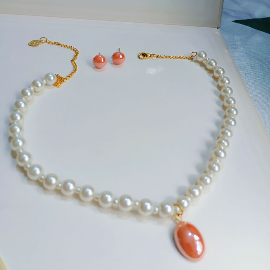 Beautiful handmade pearl necklace set with minimum stud's.Orannge color combination with pearls