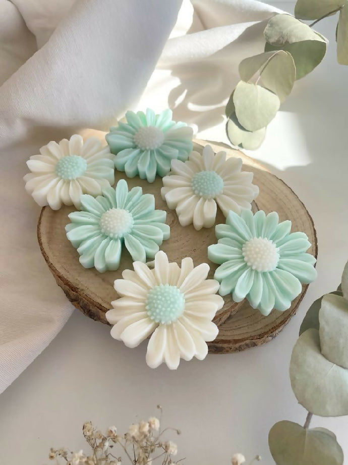 Daisy flower scented candle