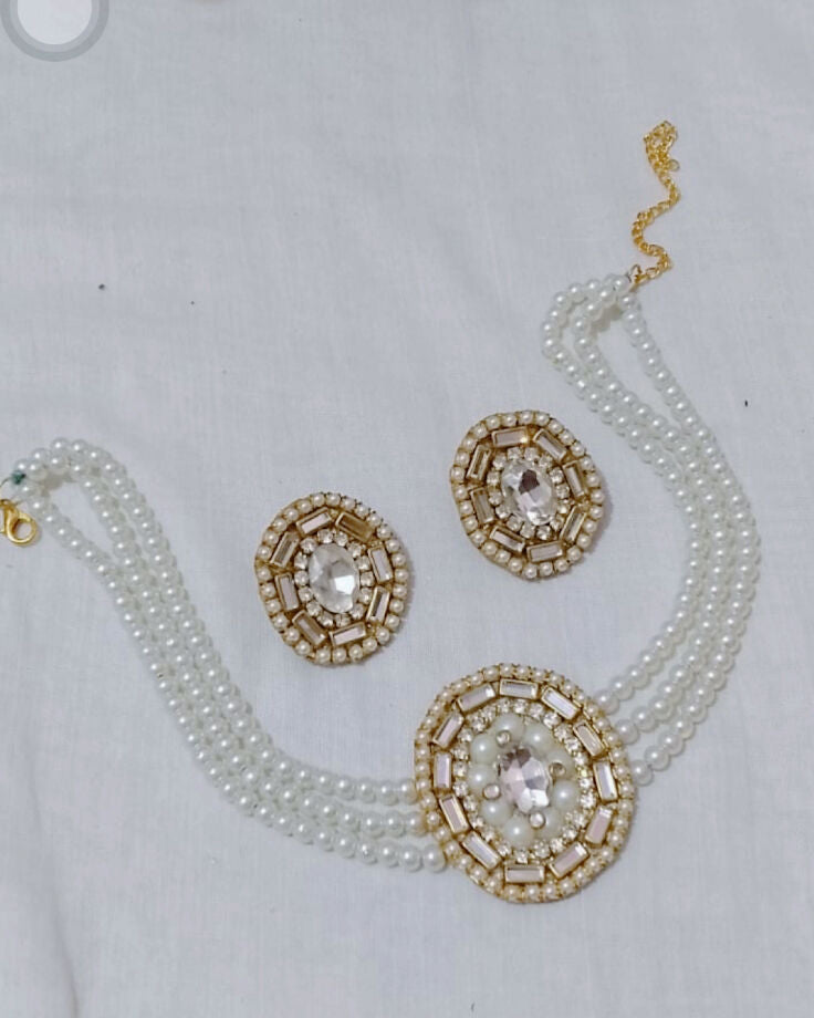 Handmade choker necklace set with stud's