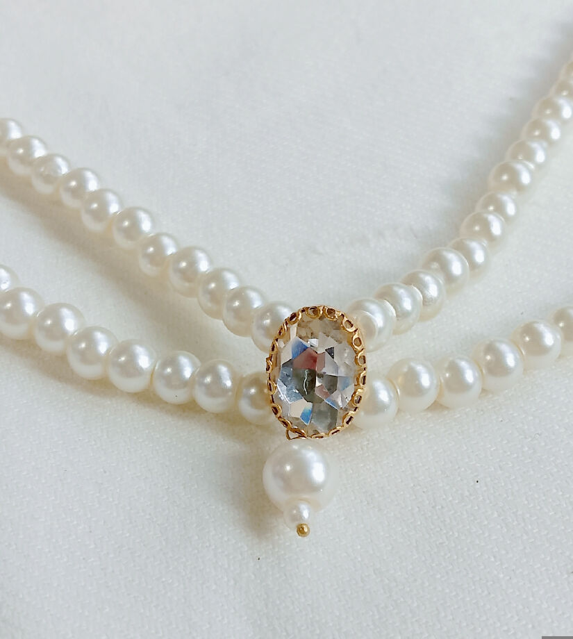 Handmade pearl necklace set with minimum earrings