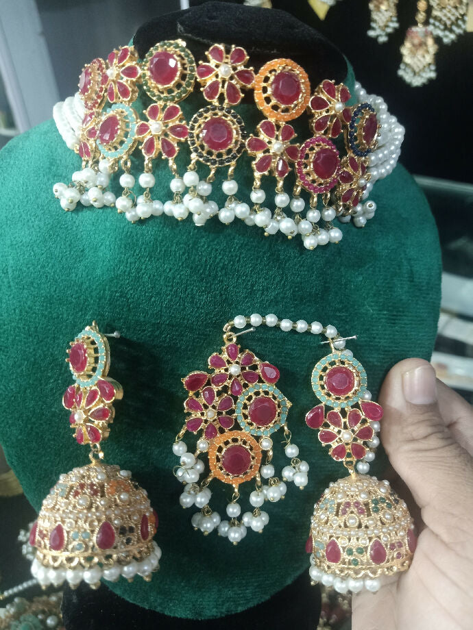 Necklace with 2 earrings and bindia