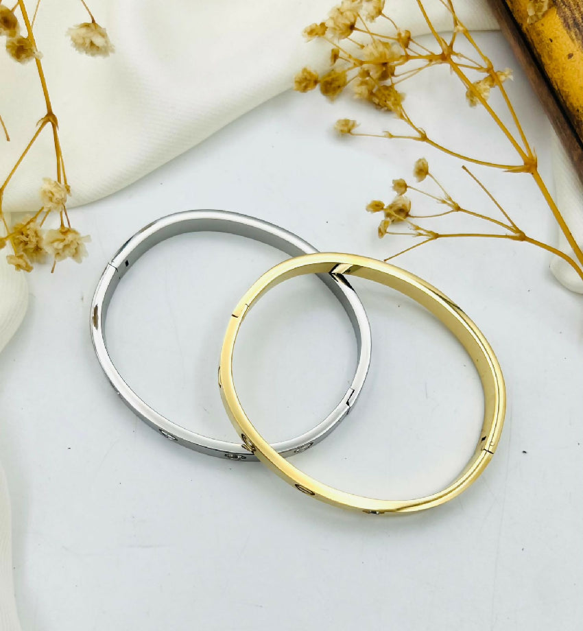 FANCY BEAUTIFUL HAND CUFF